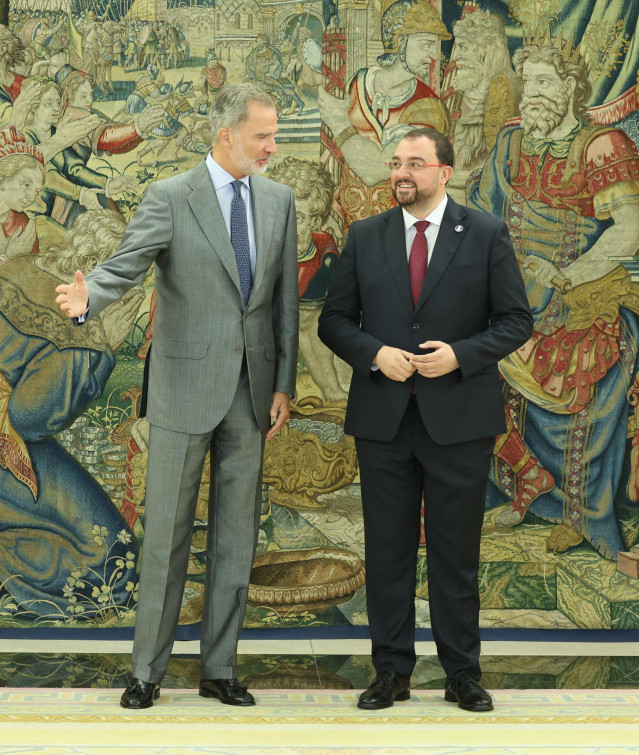 El Rey de España, Felipe VI, recibe en audiencia al presidente del Principado de Asturias, Adrián Barbón, en el Palacio de la Zarzuela, a 11 de septiembre de 2023, en Madrid (España).