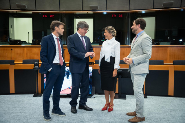La vicepresidenta segunda del Gobierno y ministra de Trabajo en funciones, Yolanda Díaz (2d), el líder de Junts y eurodiputado, Carles Puigdemont (2i), el dirigente de En Comú Podem, Jaume Asens (1i) y el eurodiputado Antoni Comín (1d)