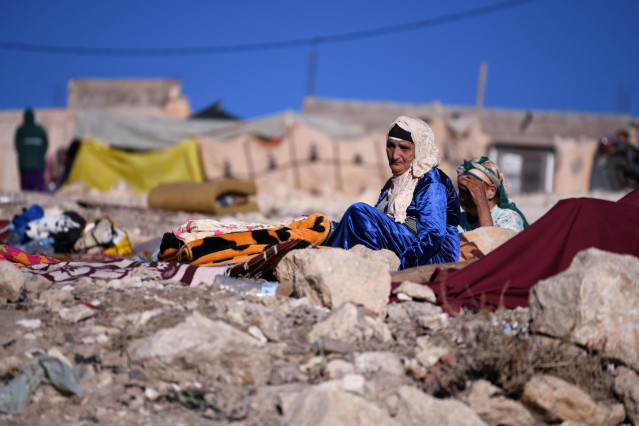 Una mujer llora sentada entre los escombros provocados por el terremoto, a 10 de septiembre de 2023, en Moulay Brahim, provincia de Al Haouz (Marruecos).