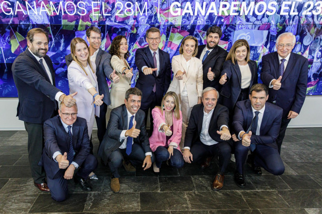 Archivo - Foto de familia de los miembros del PP a su llegada a la Junta Directiva del PP