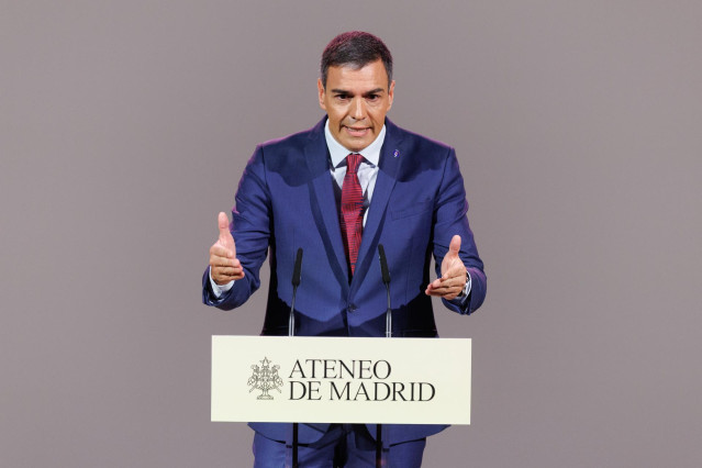 El presidente del Gobierno en funciones y secretario general del PSOE, Pedro Sánchez, interviene durante un encuentro en el Ateneo de Madrid, a 4 de septiembre de 2023, en Madrid (España).