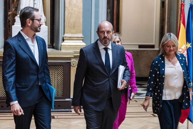 (I-D) El vicepresidente primero de la Mesa del Senado, Javier Maroto; el presidente del Senado, Pedro Rollán; la secretaria primera de la Mesa del Senado, Eva Ortiz y la secretaria segunda, María Mar Blanco, a su llegada a una reunión de la Mesa del Senad
