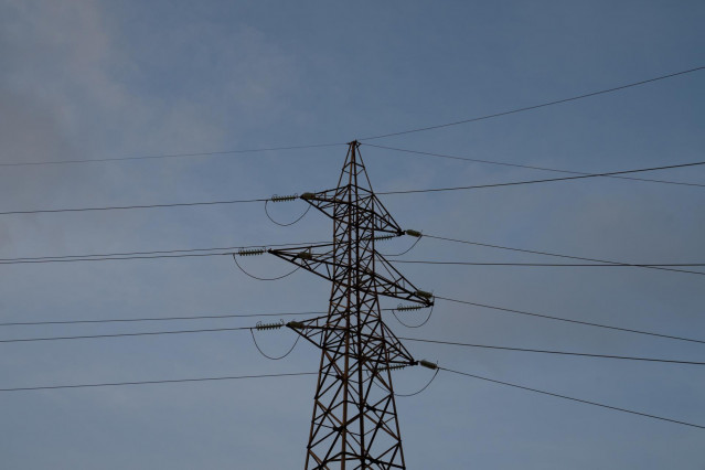 Archivo - Tendido eléctrico, a 31 de diciembre de 2022, en Barcelona, Cataluña (España).