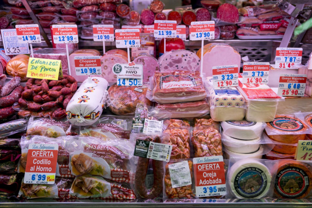 Archivo - Precios en una charcutería durante el mes de agosto