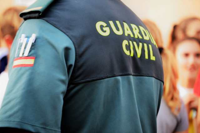 Archivo - Un agente de la Guardia Civil, de espaldas.