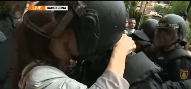 Un policía del 1-O denuncia el beso 
