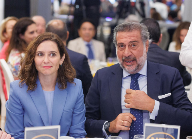 La presidenta de la Comunidad de Madrid, Isabel Díaz Ayuso y el presidente de la Cámara Oficial de Comercio, Industria y Servicios de Madrid, Ángel Asensio, durante un desayuno informativo