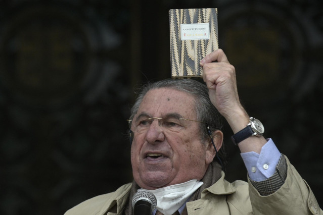 Archivo - El exalcalde de A Coruña Francisco Vázquez interviene durante una concentración para conmemorar el 42º Aniversario de la Constitución Española, en A Coruña (España), a 6 de diciembre de 2020.