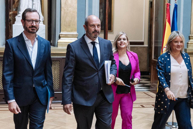 (I-D) El vicepresidente primero de la Mesa del Senado, Javier Maroto; el presidente del Senado, Pedro Rollán; la secretaria primera de la Mesa del Senado, Eva Ortiz y la secretaria segunda, María Mar Blanco, a su llegada a una reunión de la Mesa del Senad