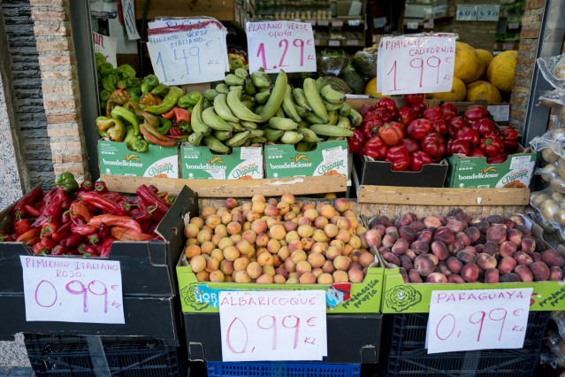 Archivo - Precios en una frutería en el mes de agosto
