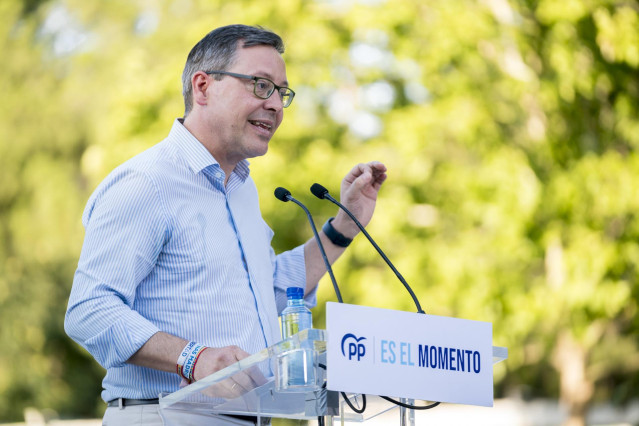 Archivo - El secretario general del PP de Madrid, Alfonso Serrano, durante un encuentro de campaña para las elecciones del 23J, en el Parque Finca Liana, a 12 de julio de 2023, en Móstoles, Madrid (España).