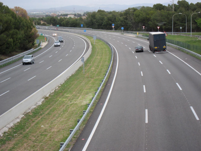 Archivo - Vehículos circulando por una autopista.