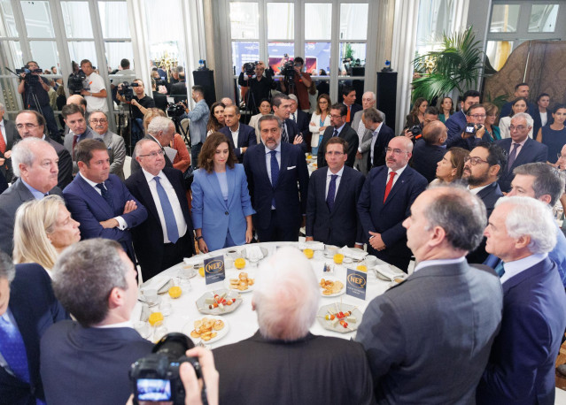 En el centro, la presidenta de la Comunidad de Madrid, Isabel Díaz Ayuso; el presidente de la Cámara Oficial de Comercio, Industria y Servicios de Madrid, Ángel Asensio; el alcalde de Madrid, José Luis Martínez-Almeida y el delegado del Gobierno de la Com