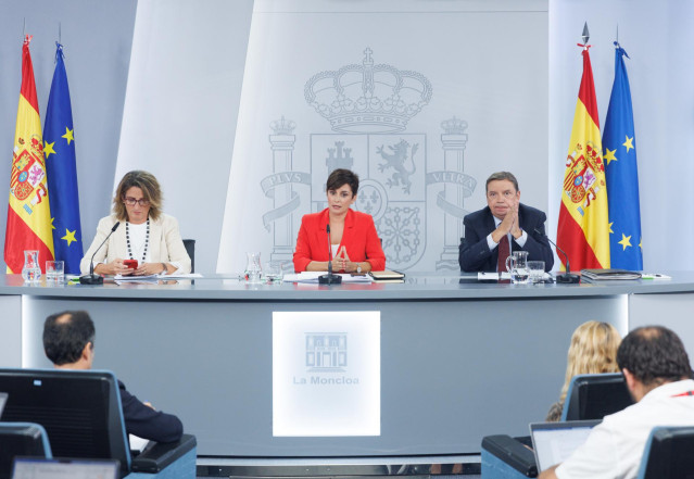 (I-D) Teresa Ribera, Isabel Rodríguez, y, Luis Planas, durante una rueda de prensa posterior a la reunión del Consejo de Ministros, en el Palacio de La Moncloa, a 12 de septiembre de 2023, en Madrid (España).