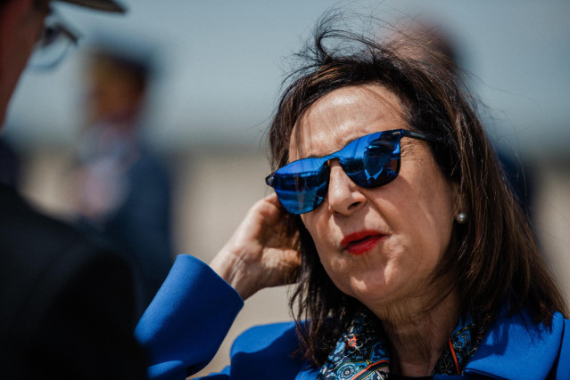 Archivo - La ministra de Defensa, Margarita Robles, recibe al contingente militar español participante en la operación de rescate de civiles en Sudán, en la base aérea de Torrejón de Ardoz, a 25 de abril de 2023, en Torrejón de Ardoz, Madrid (España). Mil