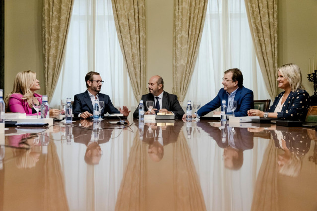 (I-D) La secretaria primera de la Mesa del Senado, Eva Ortiz; el vicepresidente primero, Javier Maroto; el presidente en el Senado, Pedro Rollán; el vicepresidente segundo de la Mesa, Guillermo Fernández Vara y la secretaria segunda, María Mar Blanco, dur