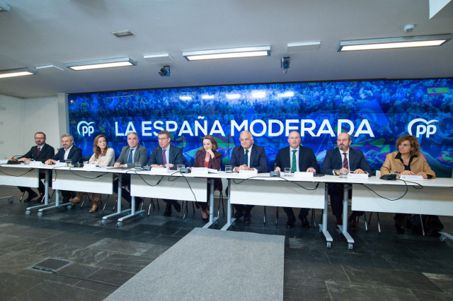 Archivo - (I-D) El portavoz del Grupo Popular en el Senado, Javier Maroto; el vicesecretario de Economía del PP, Juan Bravo; la vicesecretaría de Políticas Sociales del PP, Carmen Navarro; el coordinador general del PP, Elías Bendodo; el presidente del Pa