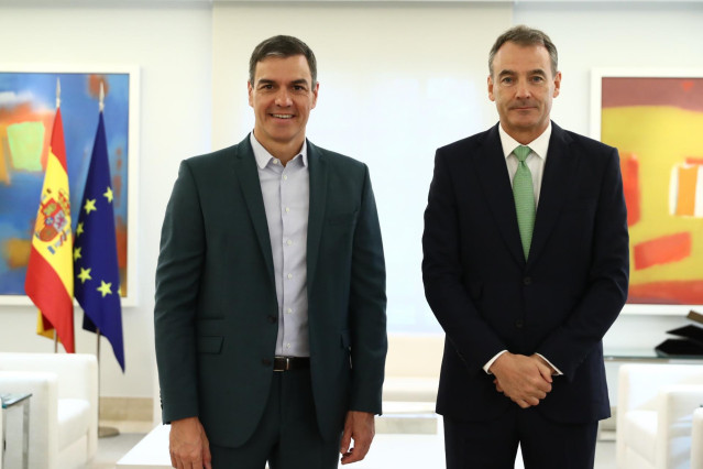 Archivo - El presidente del Gobierno en funciones, Pedro Sánchez (izda) junto al exconsejero delegado de BP, Bernard Looney (dcha), en un encuentro en Moncloa celebrado el pasado mes de junio