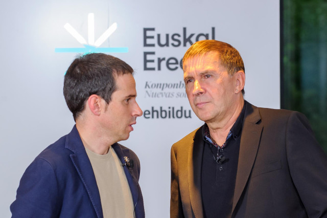 Archivo - El director de programa, Pello Otxandiano (i), junto al coordinador general de EH Bildu, Arnaldo Otegi.
