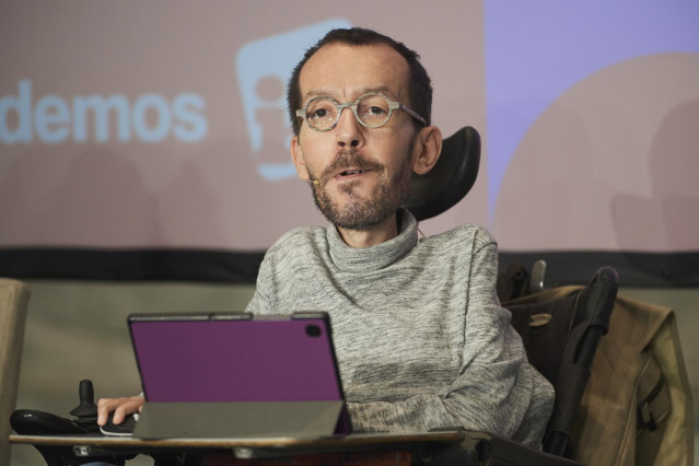 Archivo - El portavoz de Podemos en el Congreso de los Diputados, Pablo Echenique, interviene durante un acto de Podemos-IU en el Palacio de Festivales, a 24 de mayo de 2023, en Santander, Cantabria (España).