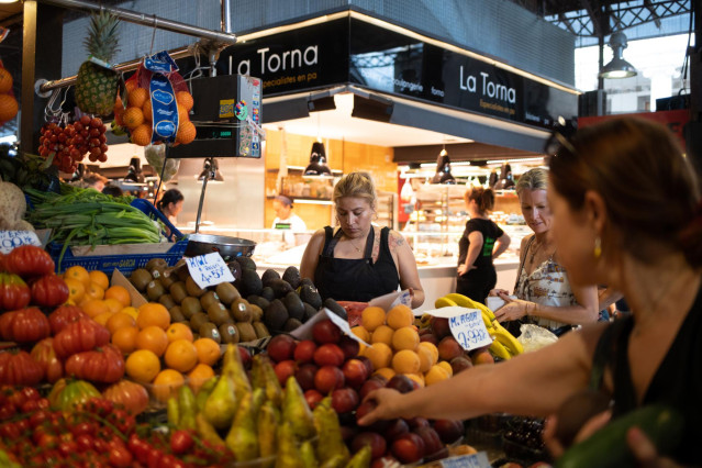 Archivo - Una persona compra en el mercado de la Boquería, a 4 de julio de 2023, en Barcelona, Catalunya (España).