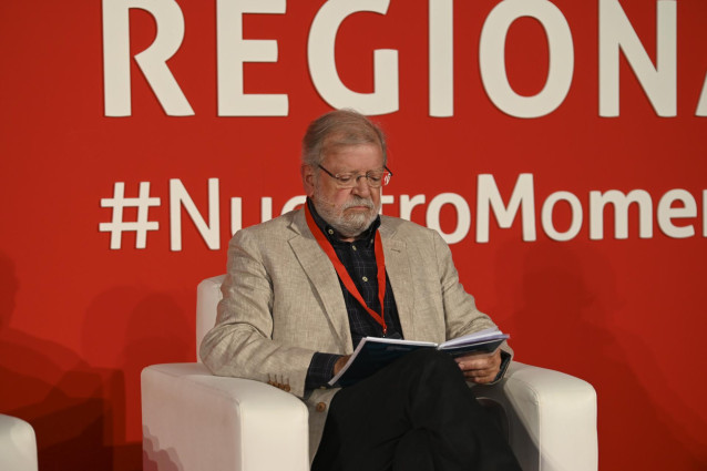 Archivo - El expresidente de la Junta de Extremadura y Presidente de FUNDCERI, Juan Carlos Rodríguez Ibarra, interviene en el coloquio: 