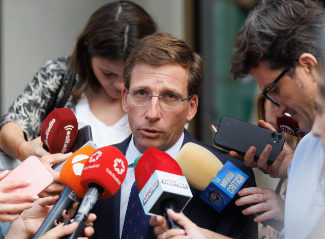 El alcalde de Madrid, José Luis Martínez-Almeida, ofrece declaraciones a los medios a su salida de un desayuno informativo