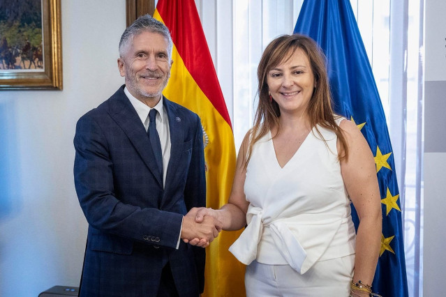El ministro del Interior en funciones, Fernando Grande-Marlaska, y la consejera de Presidencia, Administraciones Públicas, Justicia y Seguridad del Gobierno de Canarias, Nieves Lady Barreto, se reúnen en Madrid