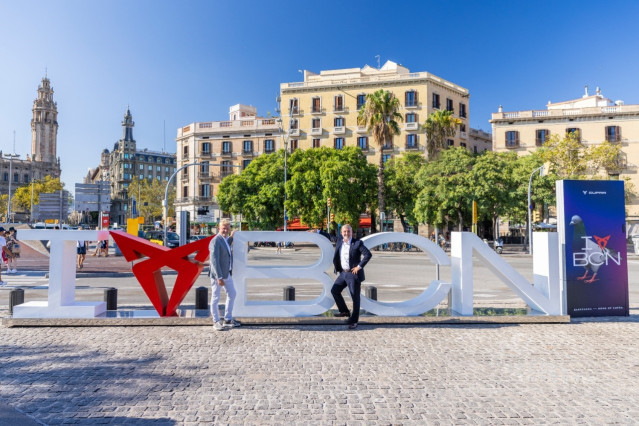 El ceo de Cupra, Wayne Griffiths, y el alcalde de Barcelona, Jaume Collboni