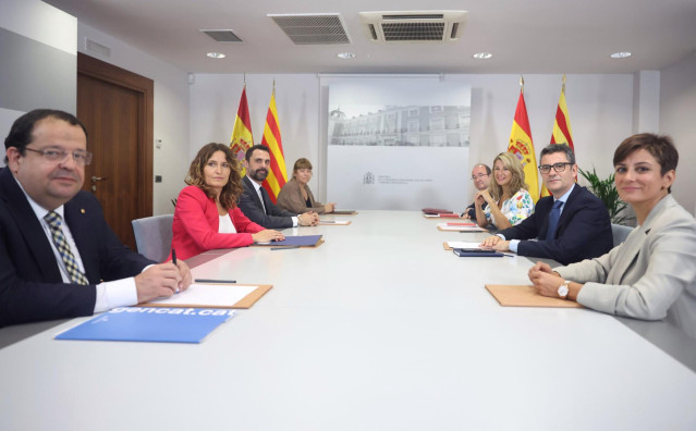 Archivo - (I-D) En la izquierda, el conseller de Interior, Joan Ignasi Elena; la consellera de Presidencia de la Generalitat, Laura Vilagrà; el conseller de Empresa, Roger Torrent y la consellera de Cultura, Natàlia Garriga y en la derecha, la ministra Po