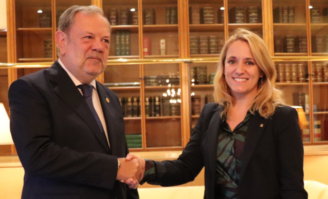 El consejero de Economía y Hacienda del Gobierno Vasco, Pedro Azpiazu, y la consellera de Economía y Hacienda de la Generalitat de Catalunya, Natàlia Mas Guix,
