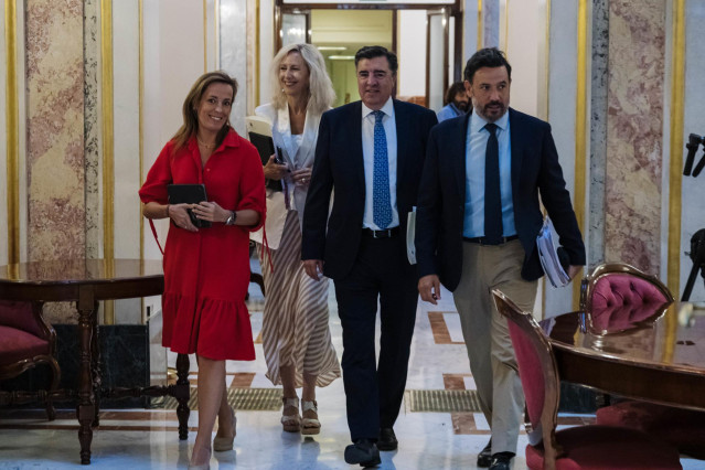 (I-D) La secretaria cuarta, Carmen Navarro, la vicepresidenta cuarta, Marta González Vázquez, el vicepresidente segundo, José Antonio Bermúdez y el secretario tercero de la Mesa del Congreso, Guillermo Mariscal, a su llegada a una reunión de la Mesa del C