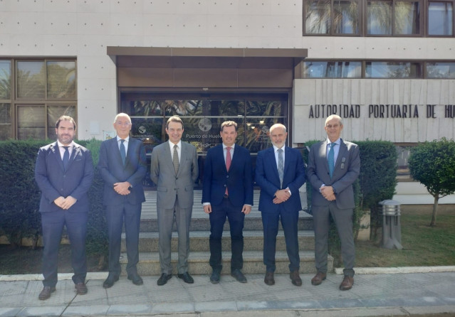 Imagen tras la firma del acuerdo entre el Puerto de Huelva y Enagas.