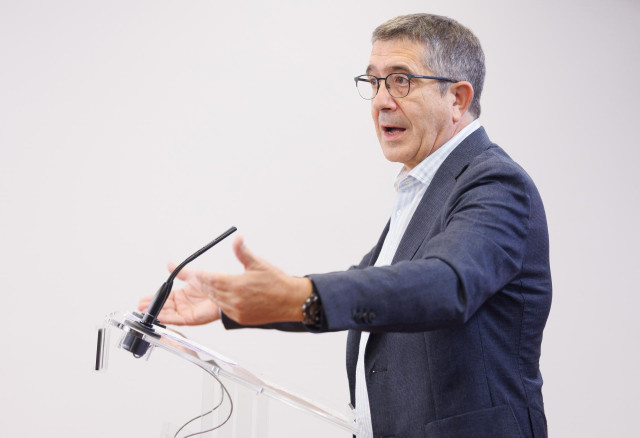 El portavoz del PSOE en el Congreso, Patxi López, durante una rueda de prensa, tras la reunión dentro de la ronda de contactos entre Abascal y Feijóo, en el Congreso de los Diputados, a 5 de septiembre de 2023, en Madrid (España).