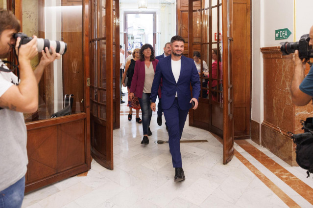 El portavoz de ERC en el Congreso, Gabriel Rufián, a su llegada a la Sesión Constitutiva de la XV Legislatura en el Congreso de los Diputados, a 17 de agosto de 2023, en Madrid (España). Los diputados de la formación han llegado a la Cámara Baja tras cele