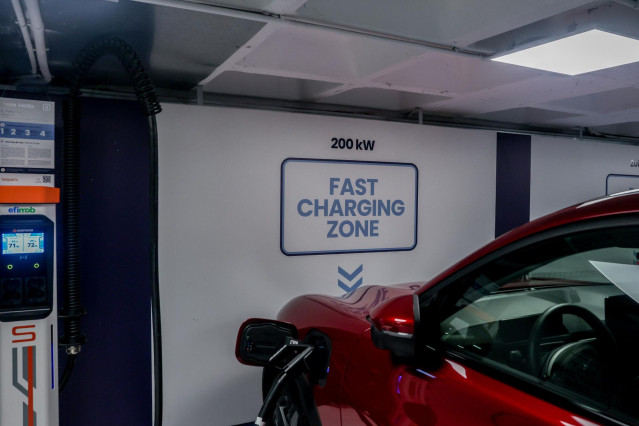 Archivo - Punto de recarga eléctrica de la empresa Efimob en la séptima edición de la Feria del Vehículo Eléctrico, en la plaza de Colón, a 15 de septiembre de 2022, en Madrid (España).