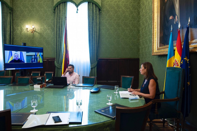 La presidenta del Congreso, Francina Armengol, en una videollamada con su homólogo de Ucrania