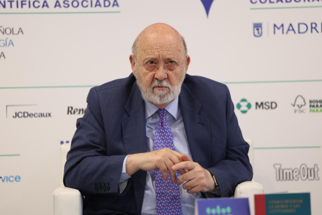 Archivo - El presidente del CIS, José Félix Tezanos, interviene durante el coloquio ‘Las mujeres en la Sociología’ en el Pabellón Caixabank de la Feria del Libro en el parque de El Retiro, a 5 de junio de 2023, en Madrid (España). Tezanos ha participado e