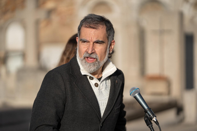 Archivo - El presidente de Òmnium Cultural, Jordi Cuixart, interviene en la ofrenda floral anual a la tumba del expresidente de la Generalitat, Francesc Macià en el cementerio de Montjuic