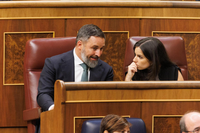 El líder de Vox, Santiago Abascal, y la portavoz de Vox en el Congreso, Pepa Millán.