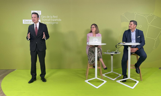 Archivo - El consejero delegado de Enagás, Arturo Gonzalo; la directora general de Transición Energética de Enagás; Natalia Latorre; y el director de Hidrógeno de Enagás, Jesús Gil