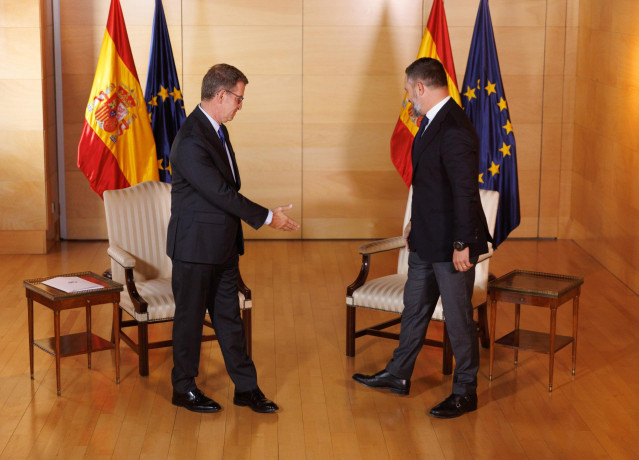 El lider del PP, Alberto Núñez Feijóo (i) y el líder de VOX, Santiago Abascal (d), se saludan a su llegada a una reunión en el Congreso de los Diputados.