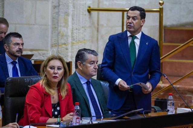 El presidente de la Junta de Andalucía, Juanma Moreno, durante su intervención en la sesión de control al Gobierno en la segunda jornada del Pleno del Parlamento andaluz.
