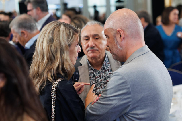 Archivo - La vicepresidenta segunda y ministra de Trabajo y Economía Social en funciones, Yolanda Díaz ,conversa con el secretario general de UGT, Pepe Álvarez (c) y el secretario general de CCOO, Unai Sordo (d).