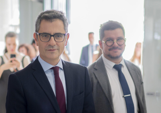 El ministro de la Presidencia, Relaciones con las Cortes y Memoria Democrática en funciones, Félix Bolaños, visita la exposición 'La historia es nuestra: Salvador Allende y la Unidad Popular a través de la loza de Talagante', en el Museo Nacional de Antro