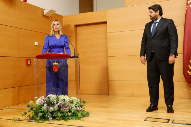 La consejera de Política Social, Familias e Igualdad, Conchita Ruiz Caballero, toma posesión de su cargo junto al presidente de la Comunidad, Fernando López Miras