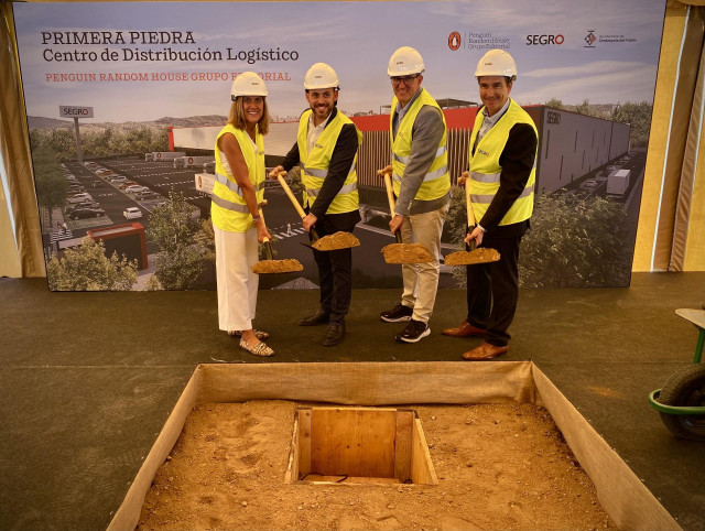 La ceo de Penguin Random House, Núria Cabutí, en la colocación de la primera piedra del nuevo centro con el alcalde de Cerdanyola del Vallès, Carlos Cordón; el ceo de Segro, David Alcázar; y el director financiero y de logística de Penguin, Miquel Illa