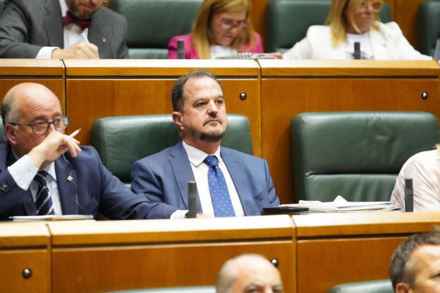 El presidente del PP vasco, Carlos Iturgaiz (c), durante el último pleno de Política General de la Legislatura del Gobierno vasco, en el Parlamento vasco,