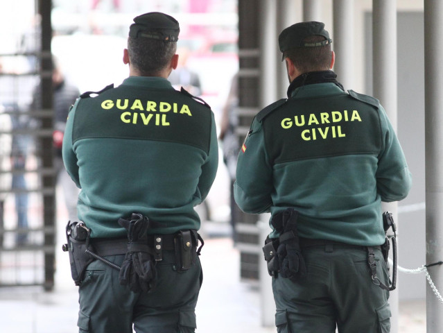 Archivo - Dos agentes de la Guardia Civil