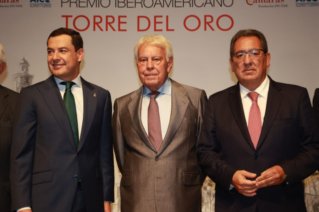 De izqda a dcha, el presidente de la Junta de Andalucía, Juanma Moreno; el expresidente del Gobierno Felipe González y el presidente de la Fundación Cajasol, Antonio Pulido, en la entrega del V Premio Iberoamericano Torre del Oro.